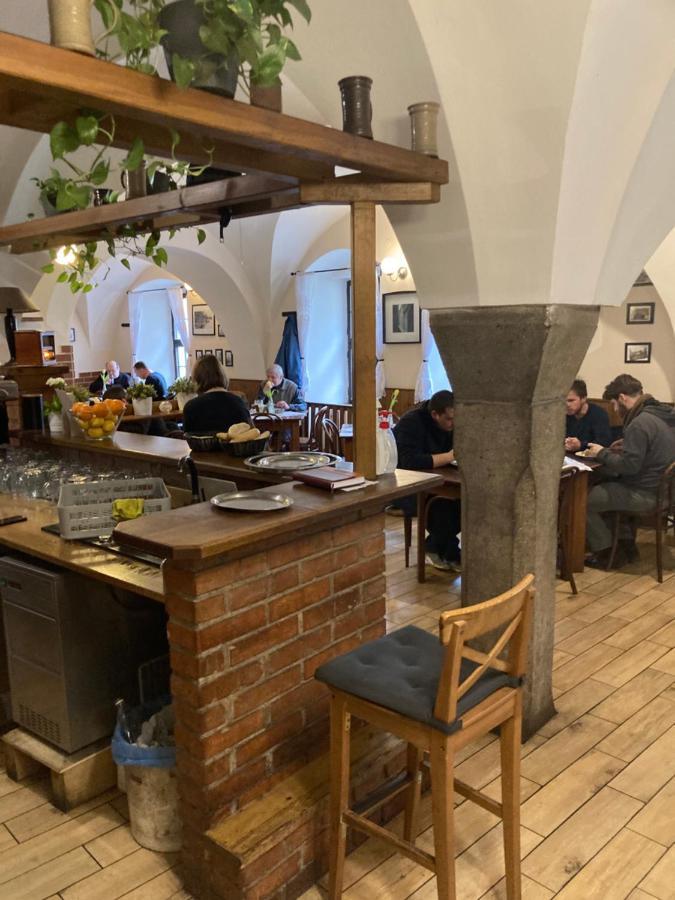 Penzion A Restaurace Modra Ruze ตาบอร์ ภายนอก รูปภาพ