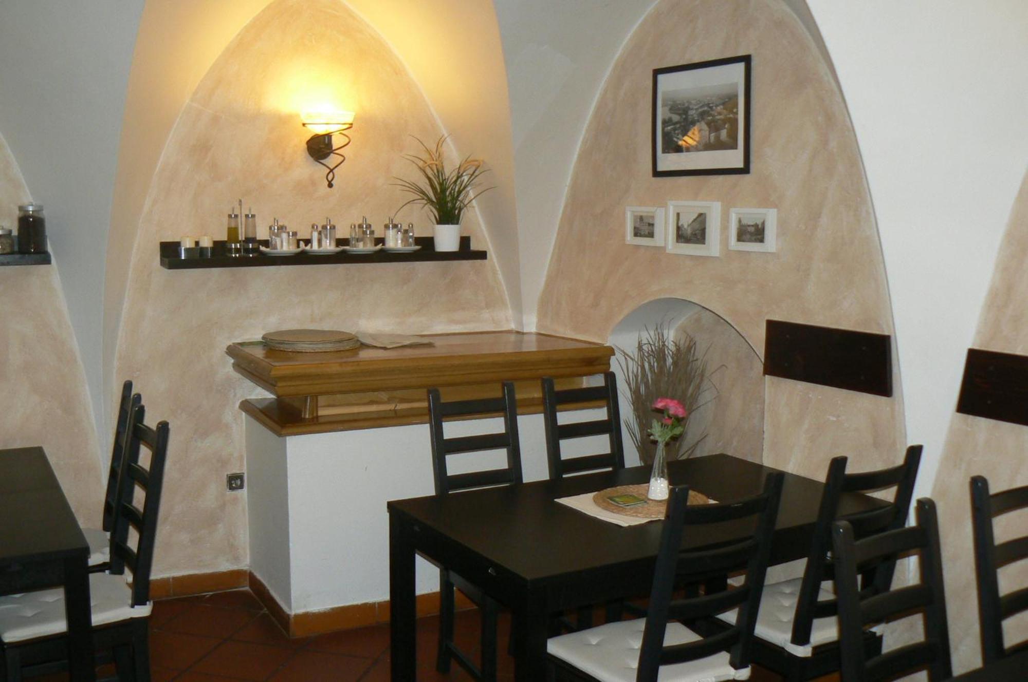 Penzion A Restaurace Modra Ruze ตาบอร์ ภายนอก รูปภาพ