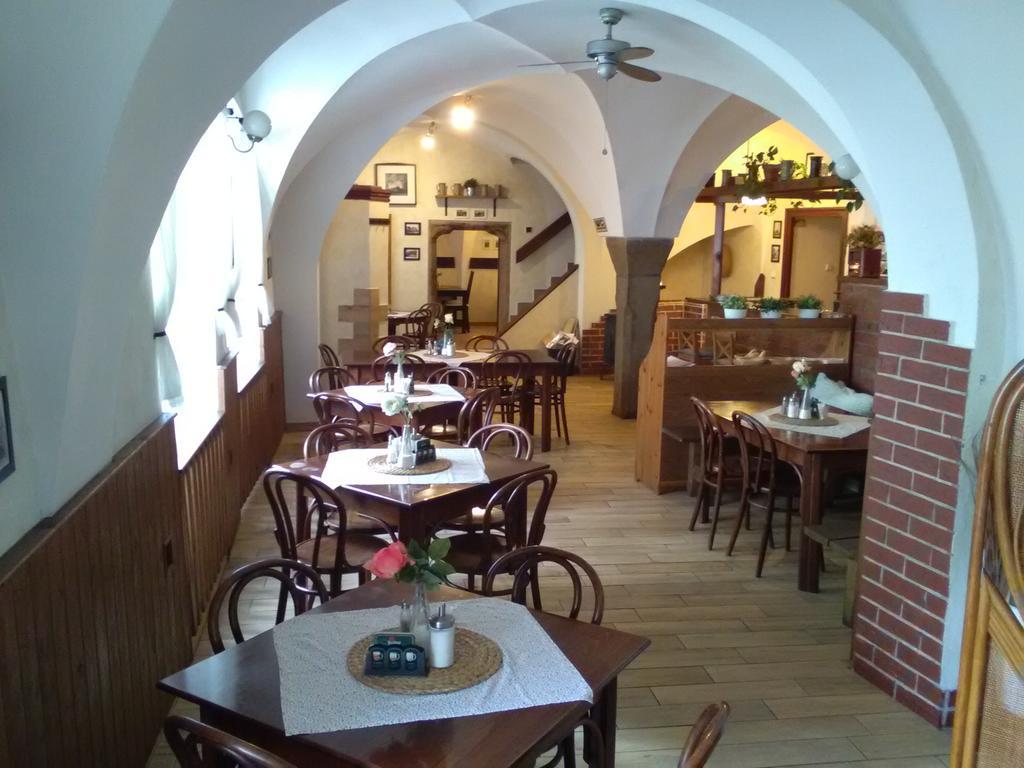 Penzion A Restaurace Modra Ruze ตาบอร์ ภายนอก รูปภาพ