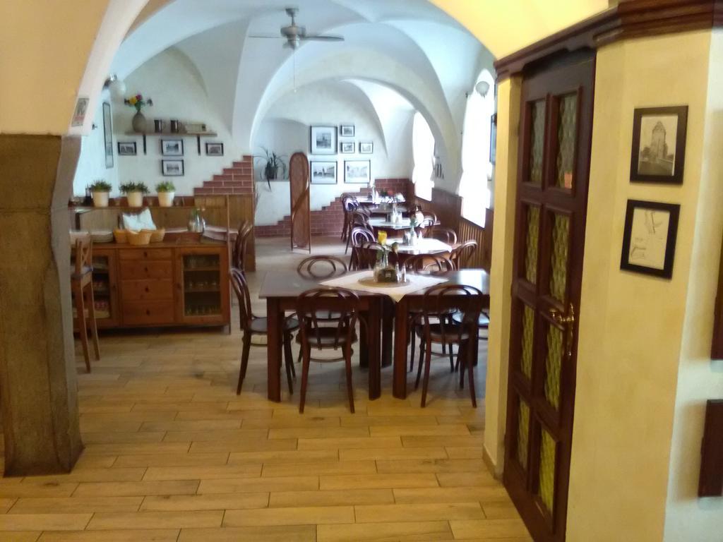 Penzion A Restaurace Modra Ruze ตาบอร์ ภายนอก รูปภาพ