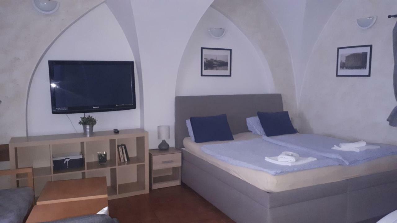 Penzion A Restaurace Modra Ruze ตาบอร์ ภายนอก รูปภาพ